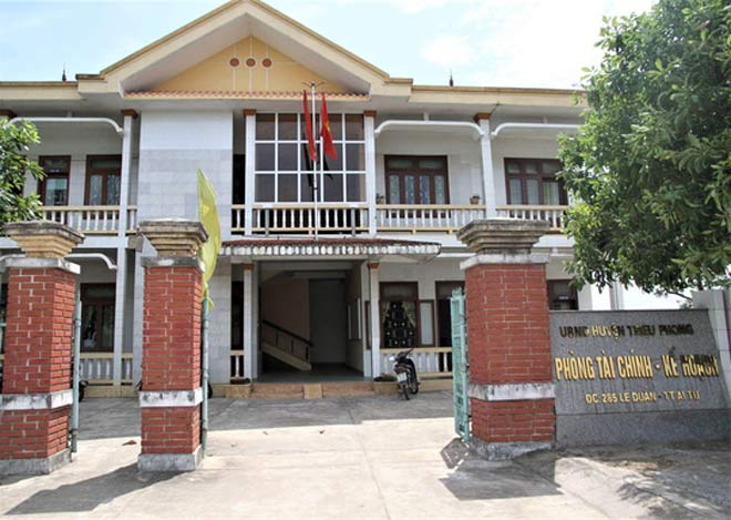 Nu-chuyen-vien-Phong-Tai-chinh-Ke-hoach-huyen-to-dong-nghiep-gio-tro-sam-so-25-6-nu-chuyen-vien-phong-tai-chinh-ke-hoach-huyen-1529915692-358-width660height469